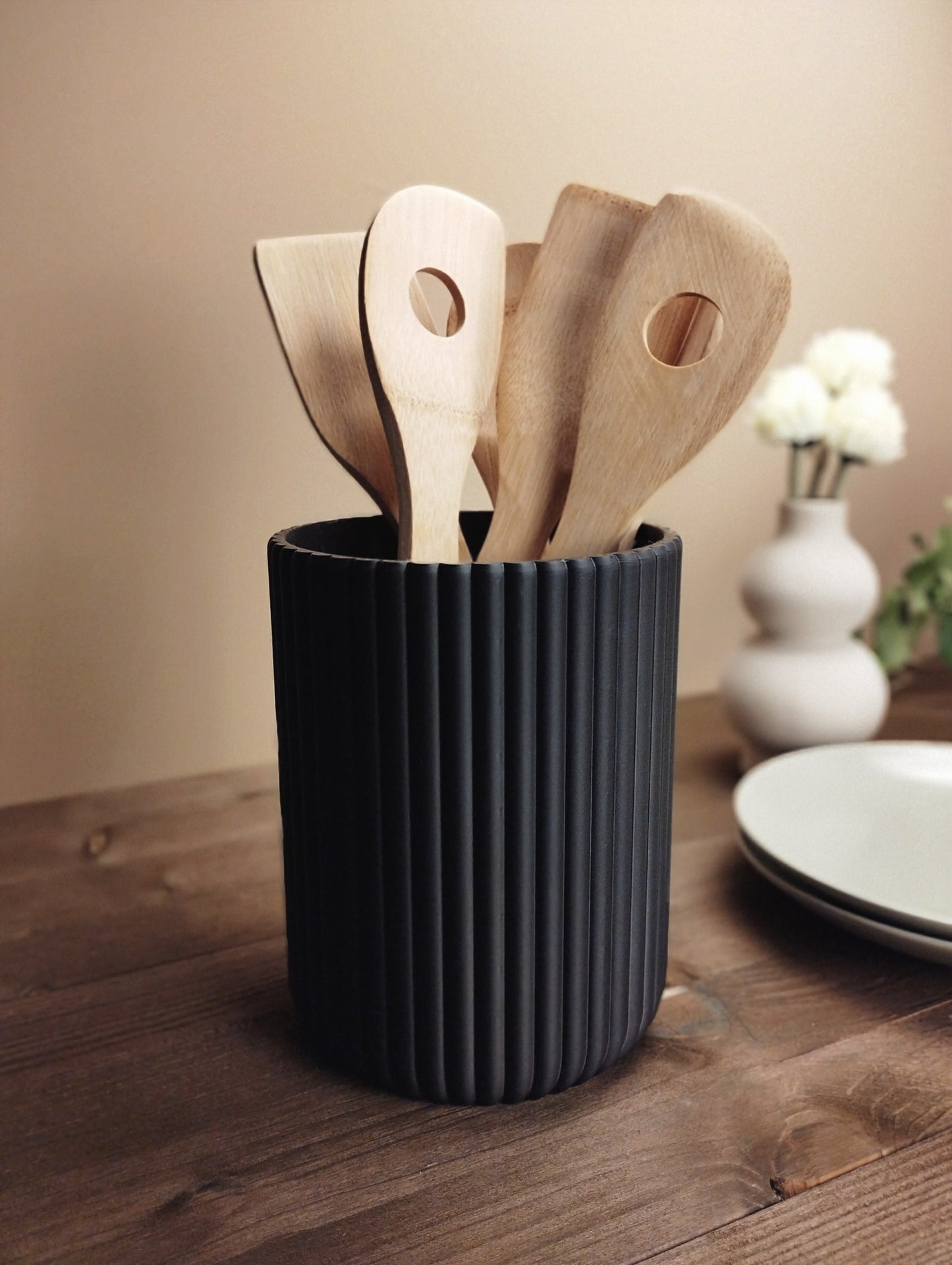 Round ribbed kitchen utensil holder