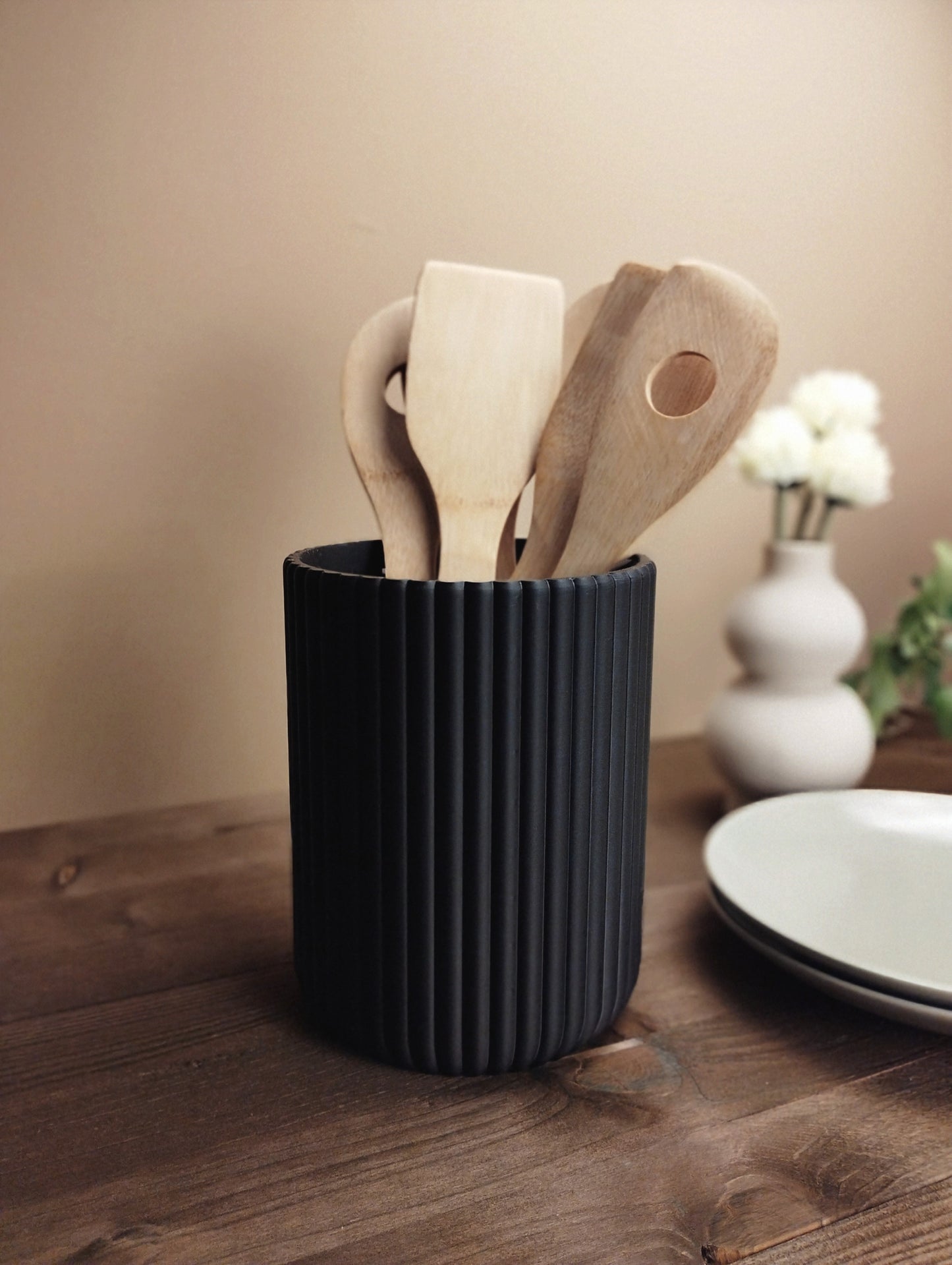 Round ribbed kitchen utensil holder